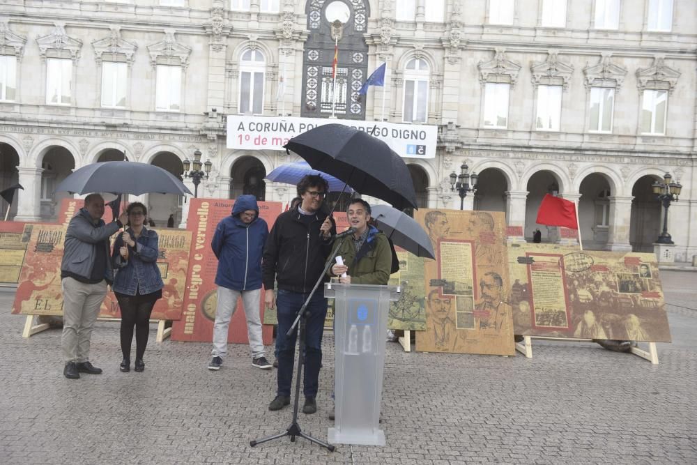 A praza de María Pita conta cunha exposición ao aire libre que recolle máis de cen anos de movemento obreiro na cidade, con lembranzas para as cigarreiras e os 'paseados'.