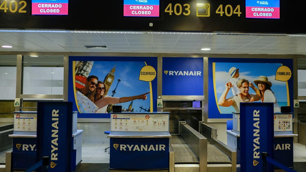 Mostradores de Ryanair cerrados en el aeropuerto de Gran Canaria.