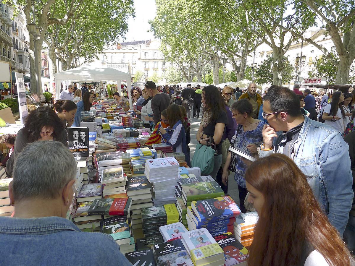 Diada de Sant Jordi a la Rambla de Figueres.
