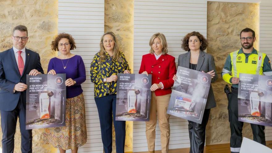 De izqda. a dcha., Antonio Busto, Maria Victoria Gómez, Margarita Muñoz, Sara Catrain, María Rivas y un representante de la Guardia Civil, ayer, en la presentación de la campaña.  | // L.O.