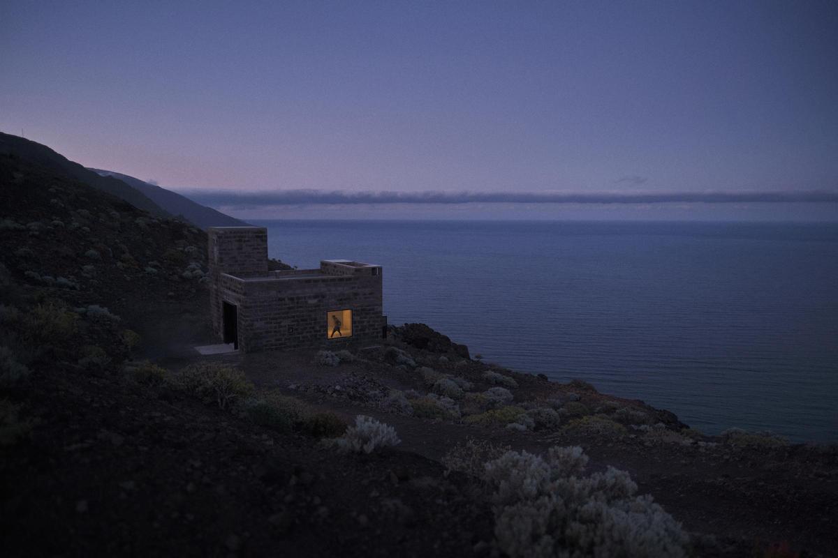 La Casa del Elevador, sobre un acantilado en el sur de la isla de El Hierro, un alojamiento único.