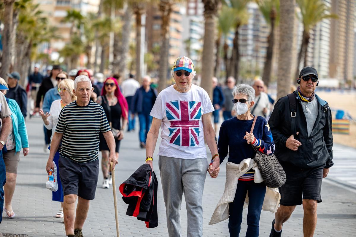 Turistas por el paseo de Levante de Benidorm.