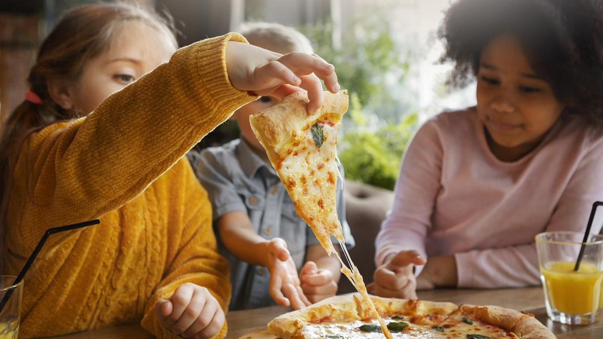 Los niños que comen deprisa presentan menor adherencia a la dieta mediterránea.