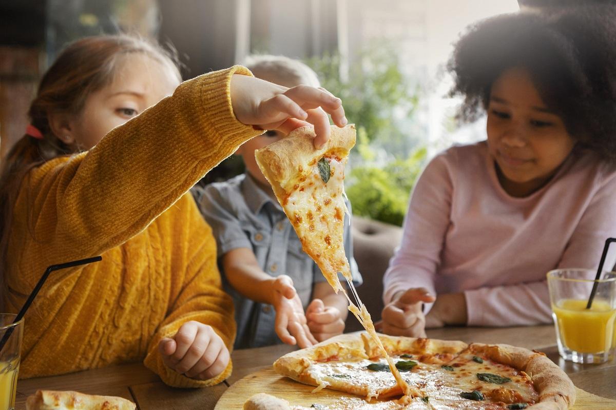 Los niños que comen deprisa presentan menor adherencia a la dieta mediterránea.