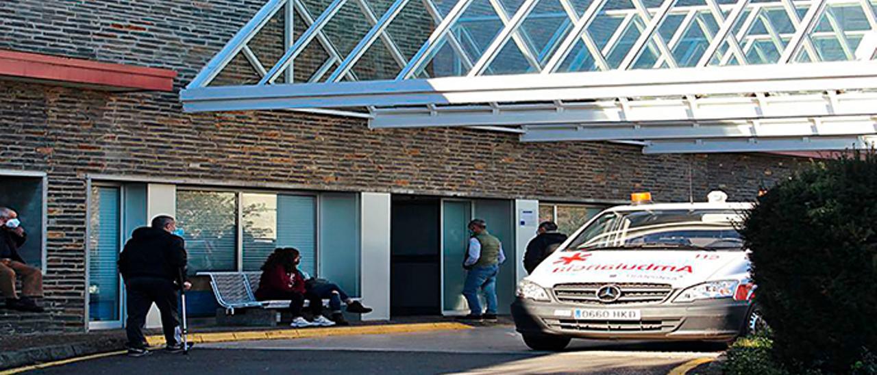 Usuarios en la puerta principal del hospital coañés. | T. Cascudo