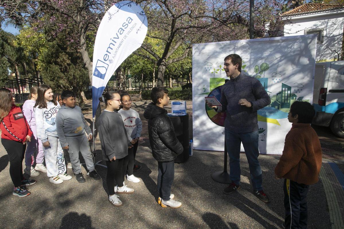 Niños participan en lla ruleta del agua, ayer, en el Parque del Oeste.
