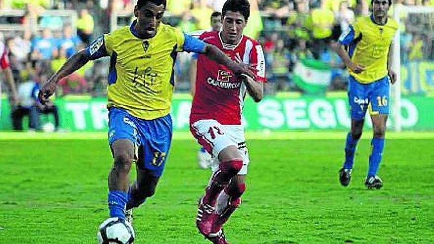 Sergio Escudero (der.), canterano del Real Murcia, pugna con un jugador de Las Palmas en el choque de la primera vuelta