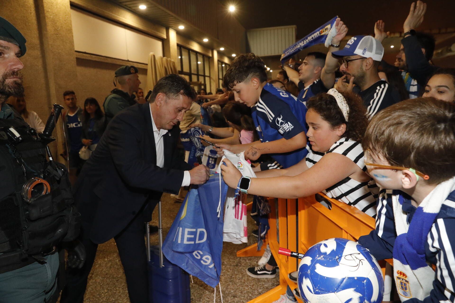 EN IMÁGENES: Así fue el recibimiento de la afición al Real Oviedo en el aeropuerto de Asturias