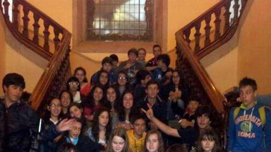 Los alumnos del Bouza-Brey, en la escalinata del Concello.  // FdV