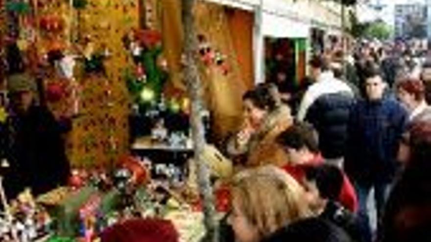 EL MERCADO DE NAVIDAD SIGUE EN LA PLAZA, QUE ESTA CORTADA AL TRAFICO