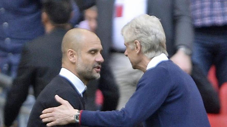 Wenger y Guardiola se saludan.