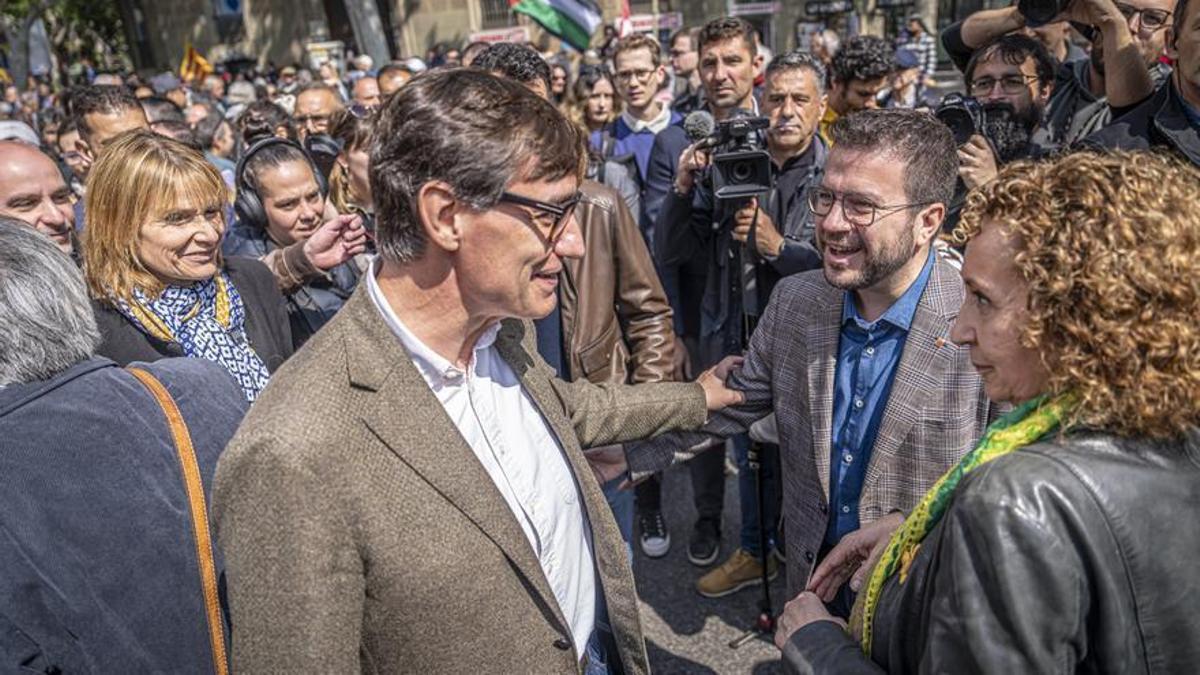 Salvador Illa (i) se encuentra con Pere Aragonès (d) en la manifestación con motivo del 1 de mayo en Barcelona.