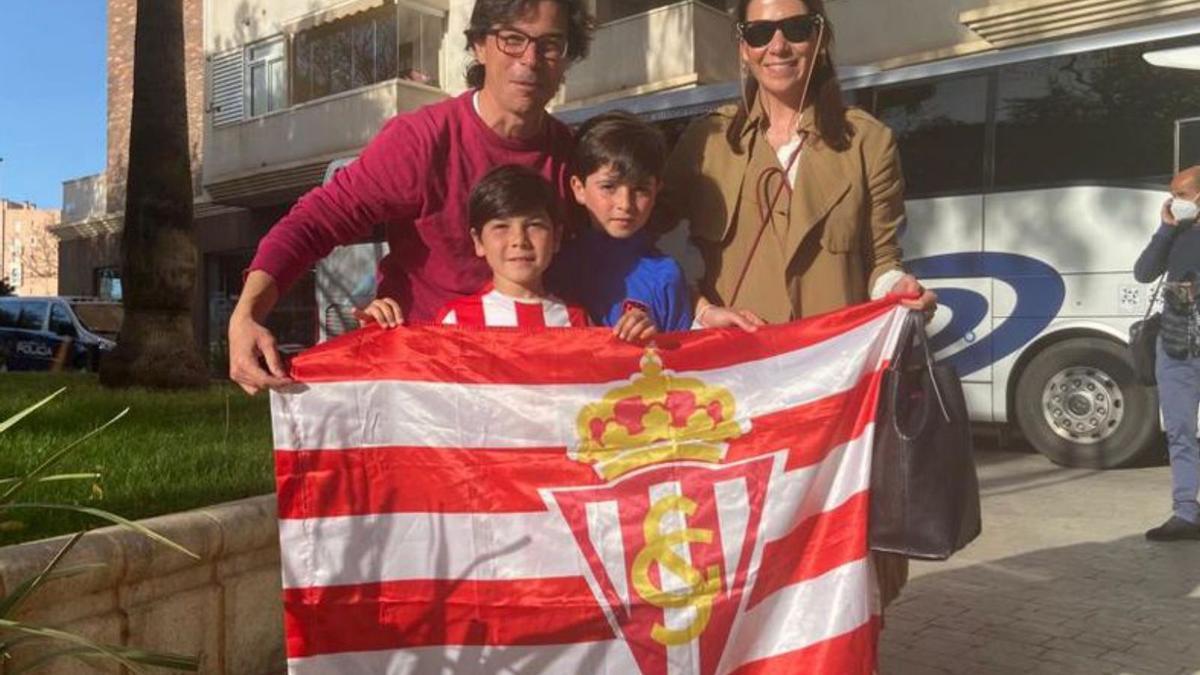 Por la izquierda, Juanito y Javi, con sus padres, María José Gázquez y Javier Parra, en el hotel de concentración del Sporting. | Á. C.