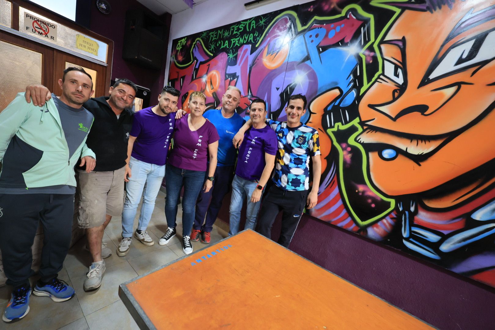 FOTOGALERÍA I Vecinos y peñas ultimas los preparativos de sus casals para las fiestas de Vila-real