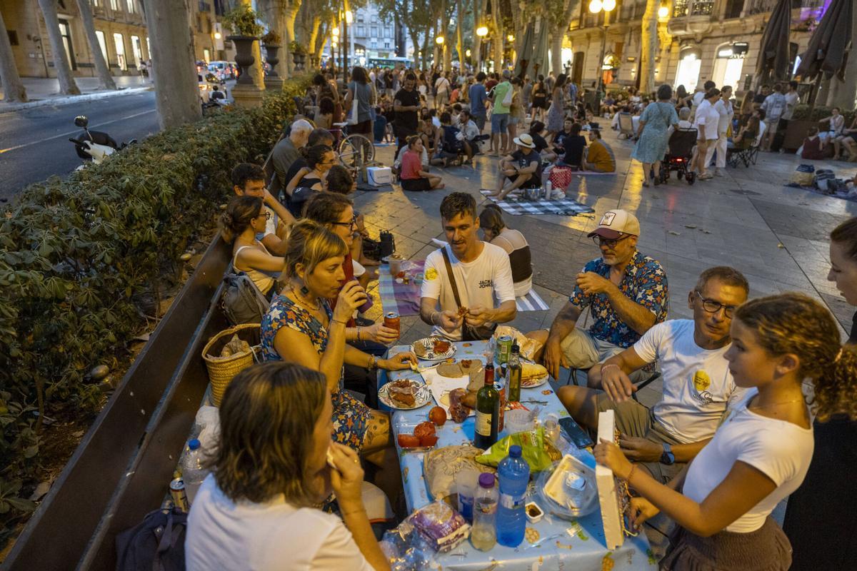 Los palmesanos recuperan el Born: "Hoy el paseo es nuestro" Los palmesanos recuperan el Born: "Hoy el paseo es nuestro"