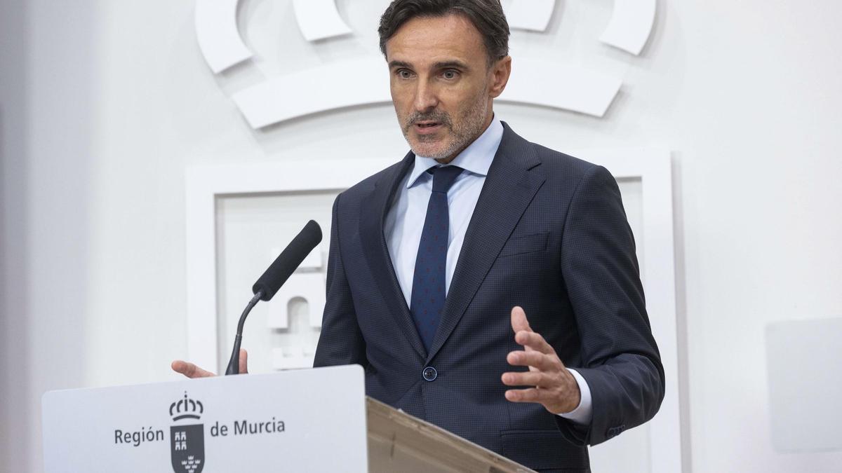 El consejero Fomento, Jorge García, durante un momento de la rueda de prensa que ha ofrecido para informar de las decisiones tomadas en el consejo de Gobierno