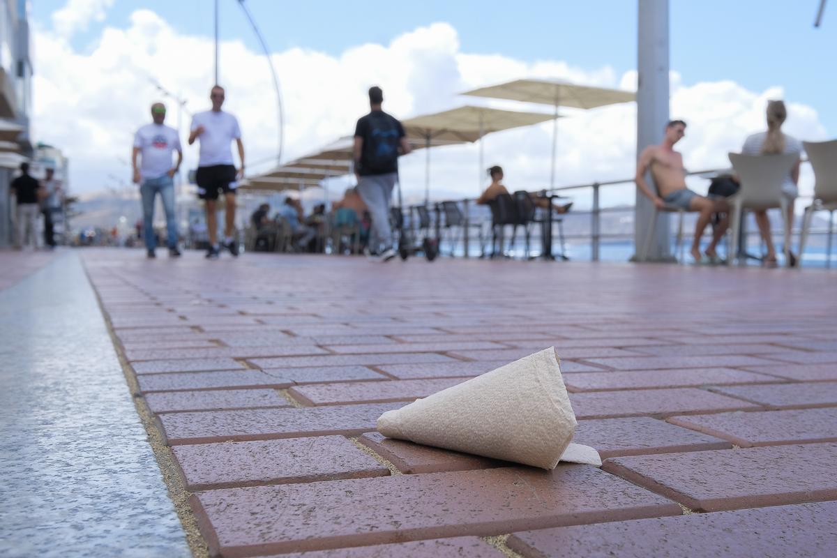 Servilletas en el suelo cerca de un restaurante de comida rápida.