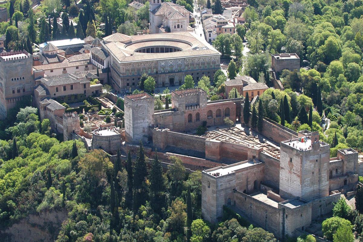 La alhambra de Granada está considerada la octava maravilla del mundo.
