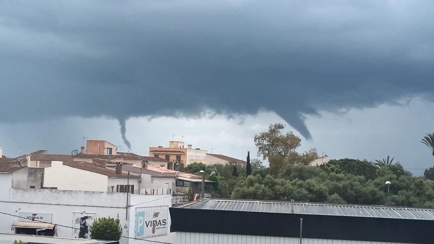 Windhosen und dunkle Wolken - So sieht Warnstufe Gelb auf Mallorca in der Praxis aus