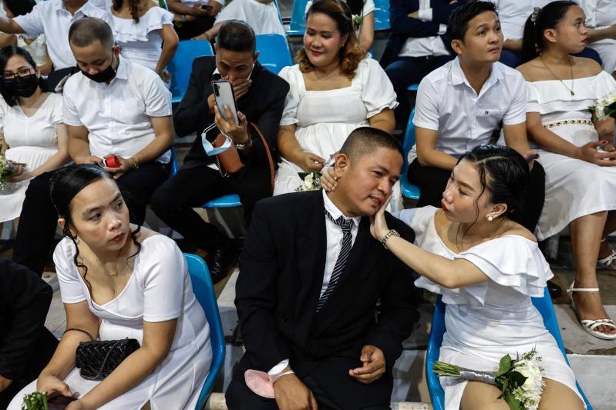 Ceremonia de boda civil masiva con motivo del Día de San Valentín en la ciudad de San Juan, Metro Manila, Filipinas