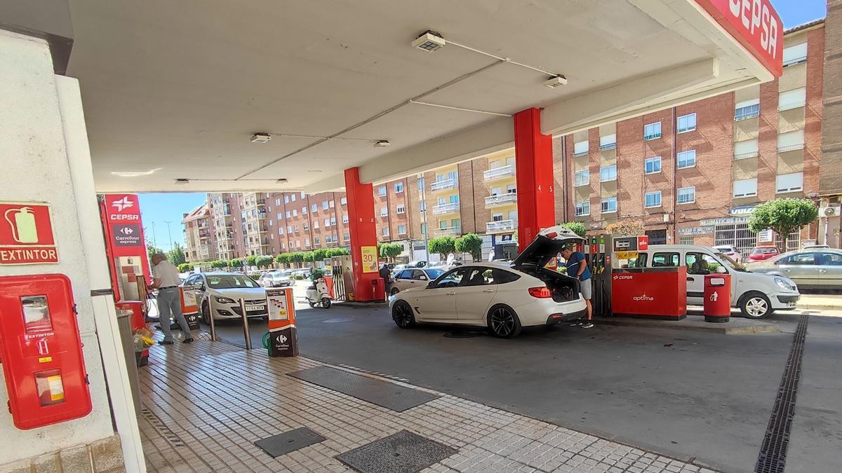 Usuarios repostan en una estación de servicio.