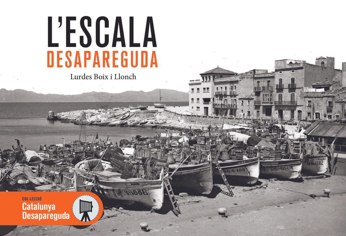 La portada del llibre L’Escala desconeguda reprodueix una imatge de la platja de les barques amb la caseta on hi havia el motor que es va instal·lar el 1929 per arrossegar les embarcacions de l’aigua a la sorra.