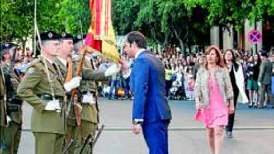 La viuda de Angel García recoge la Medalla al Mérito de Protección Civil