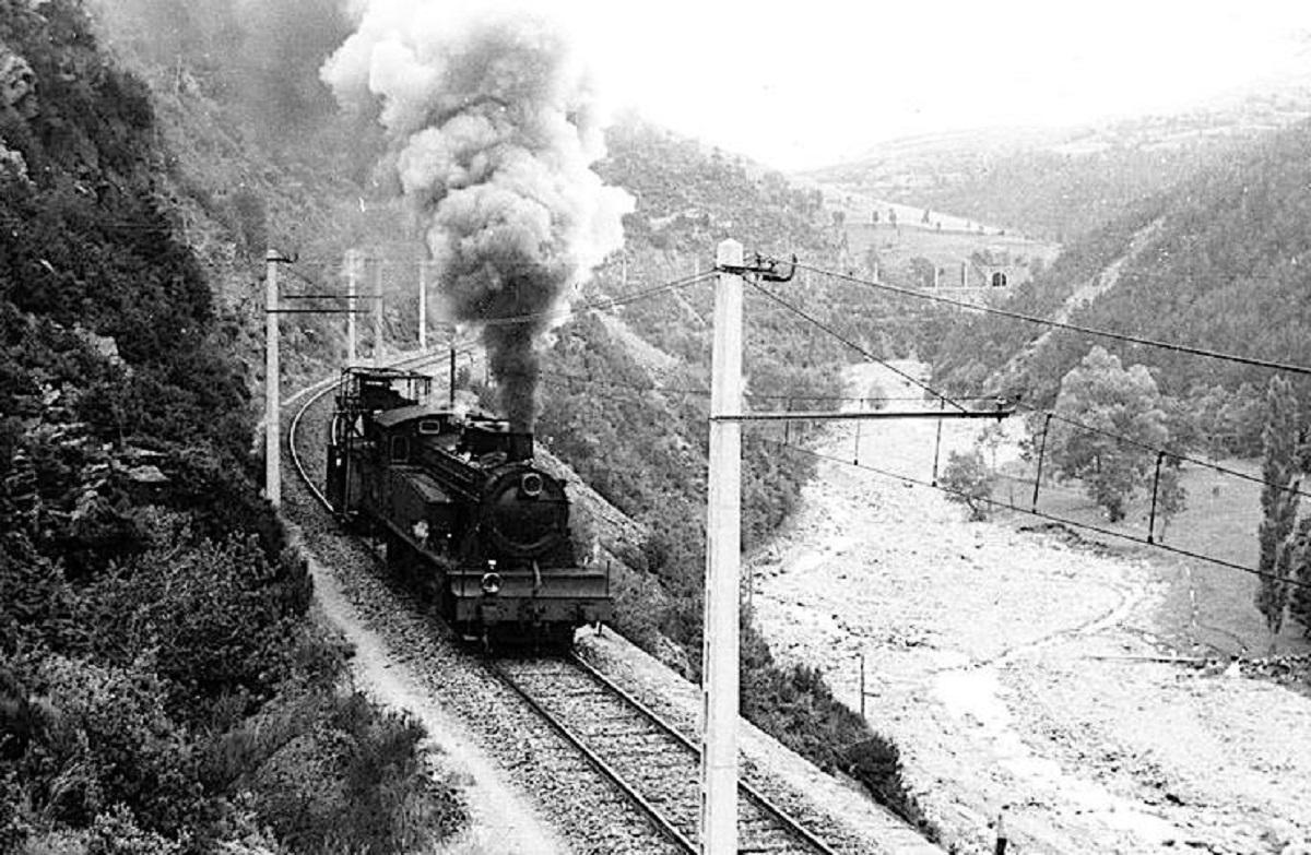 Un tren de vapor que mai va passar per Castelló d'Empúries.