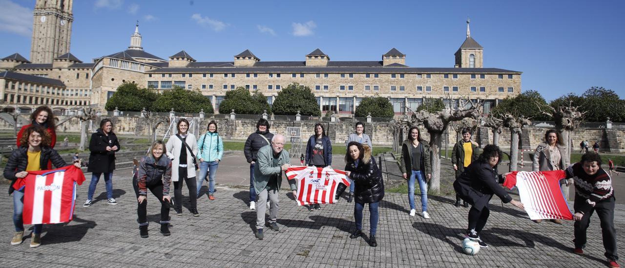 Jugadoras del primer equipo femenino del Sporting, con su entrenador Ismael Díaz Galán, en la actualidad ante la Universidad Laboral.