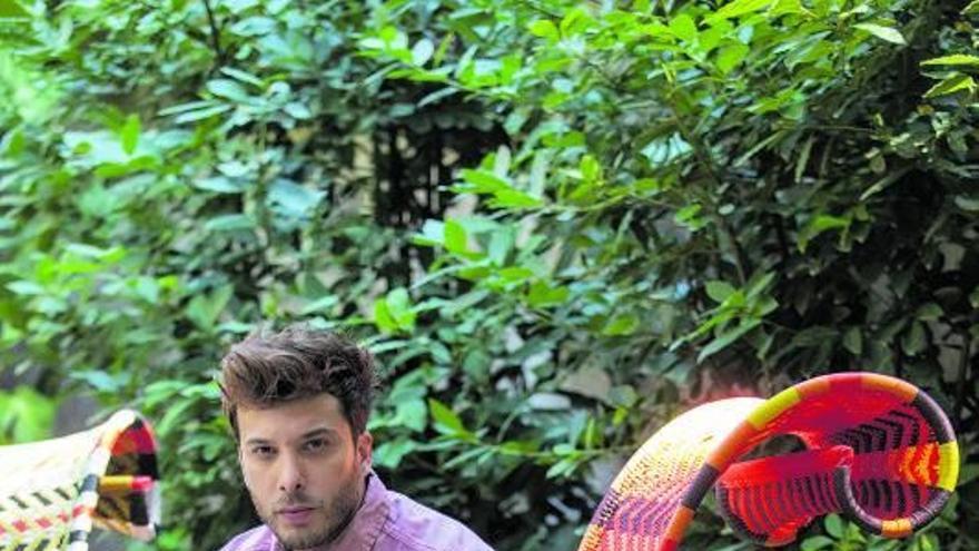 El músico Blas Cantó en los jardines del hotel Can Bordoy.