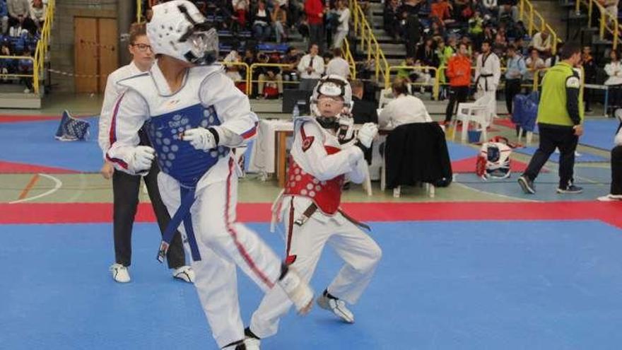 Dos competidores en pleno combate ayer en Moaña. // S. Álvarez