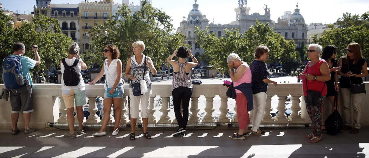 Algunas personas visitando el balcón consistorial.