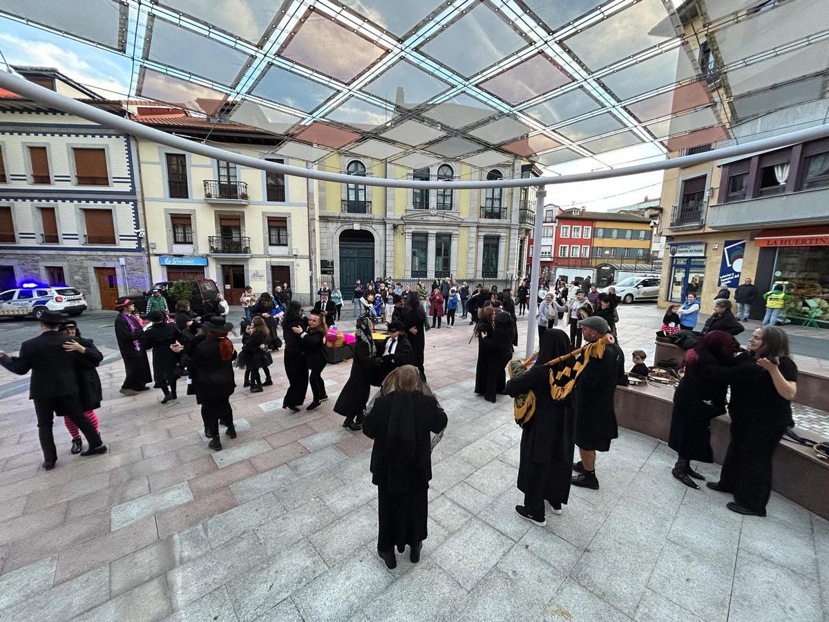 EN IMÁGENES: Grado despide su carnaval y llora el enterro del moscón