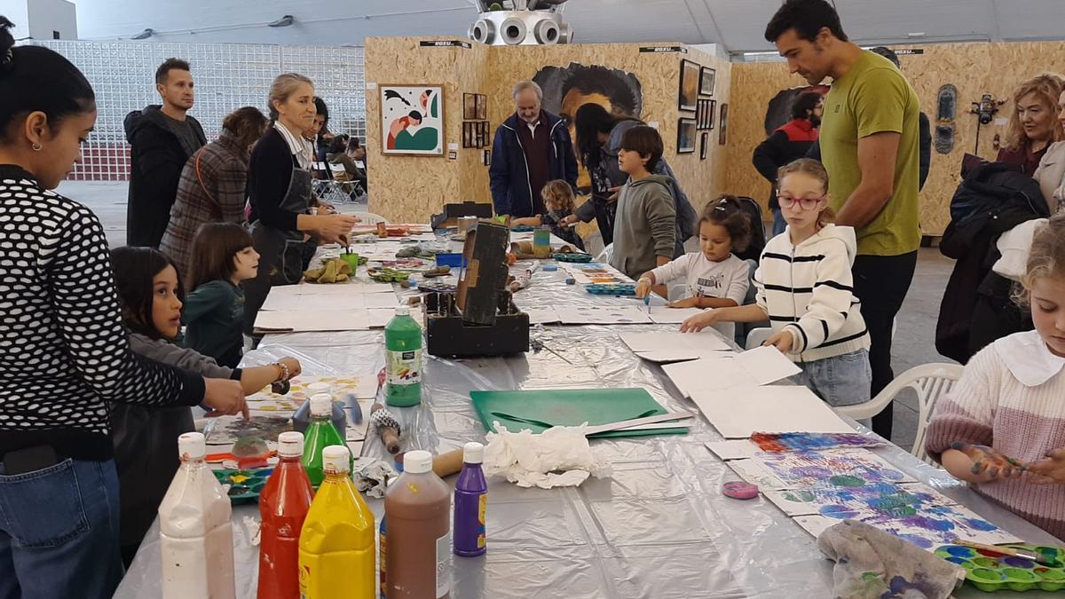 Pequeños artistas en el taller celebrado este domingo en la Pola