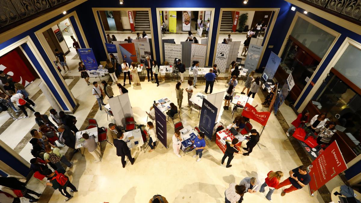 Feria de empleo en la Cámara de Comercio de Zaragoza.