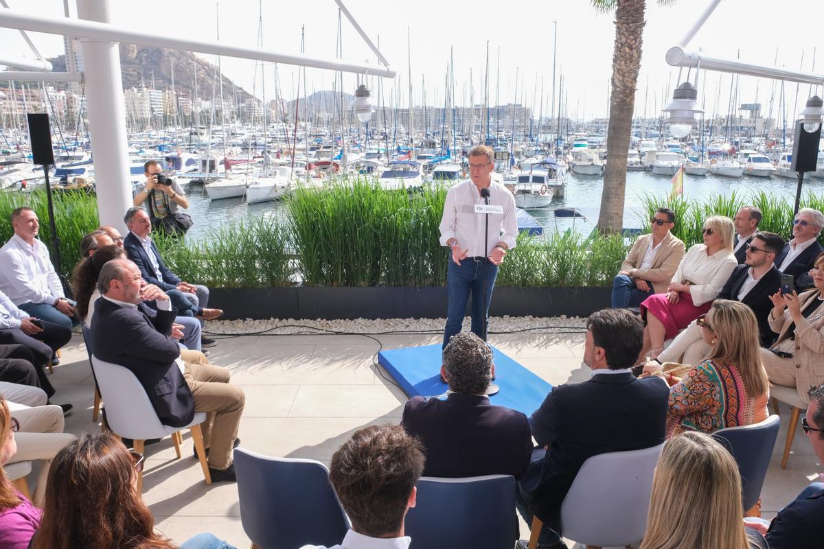 Alberto Nuñez Feijóo protagonizó un acto del PP de Alicante con hosteleros en el puerto.