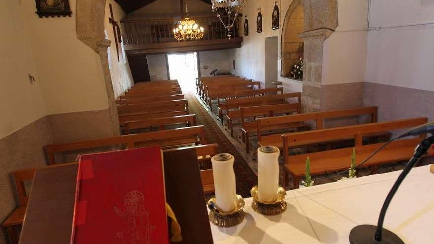 Interior de una iglesia de la provincia de Ourense vacía.  // Jesús Regal