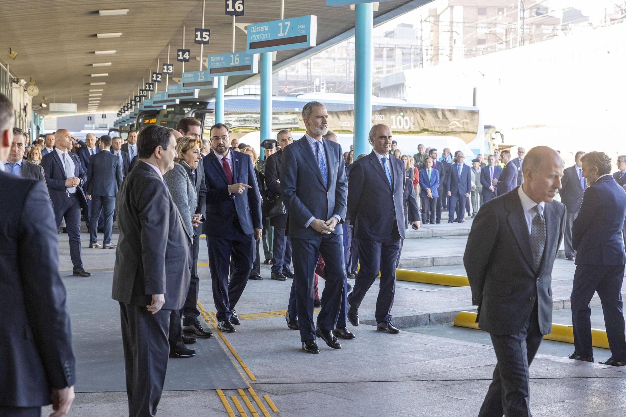 EN IMÁGENES: El Rey visita la estación de autobuses de Oviedo para conmemorar los 100 años de Alsa