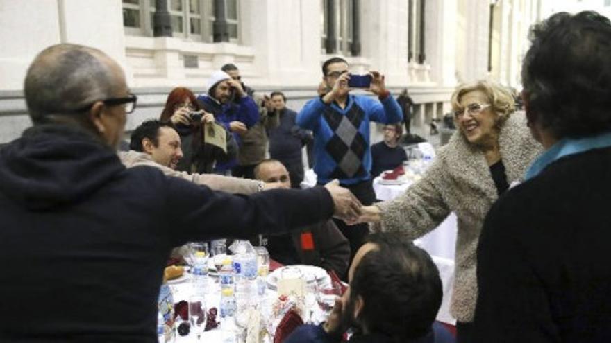 Más de 200 sin techo cenan por Nochebuena en el Palacio de Cibeles del Ayuntamiento de Madrid