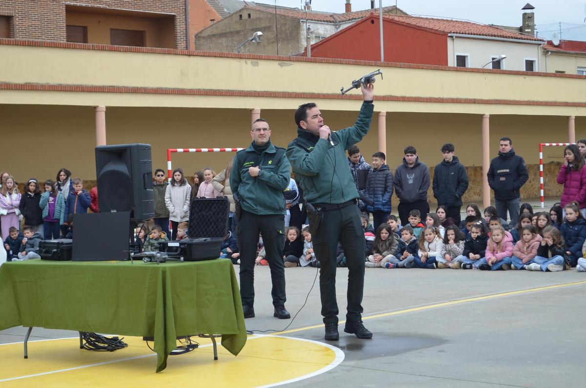 El equipo Pegaso con uno de los drones.