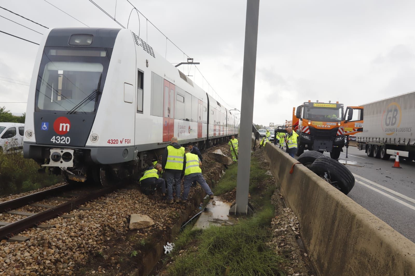Sin línea de metro y la A-7 cortada tras el choque de un camión con un muro en l'Alcúdia