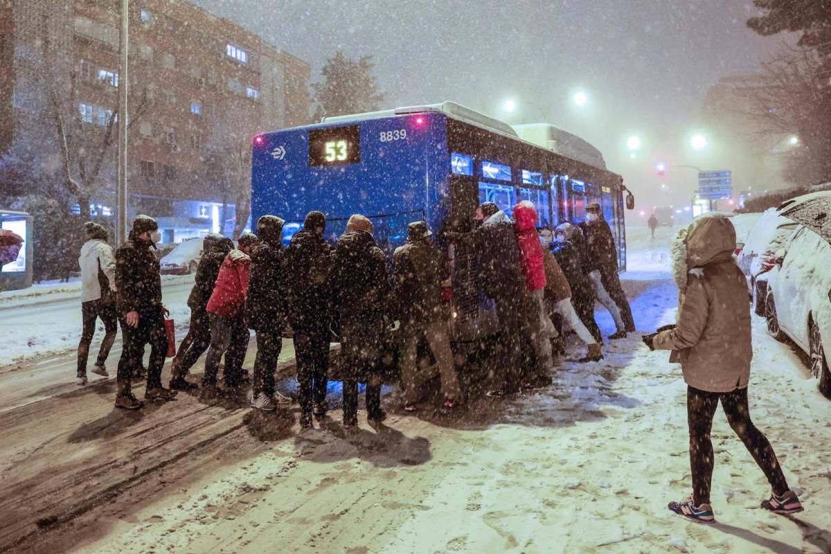 Madrid colapsada por la nevada histórica que cubre de blanco la capital