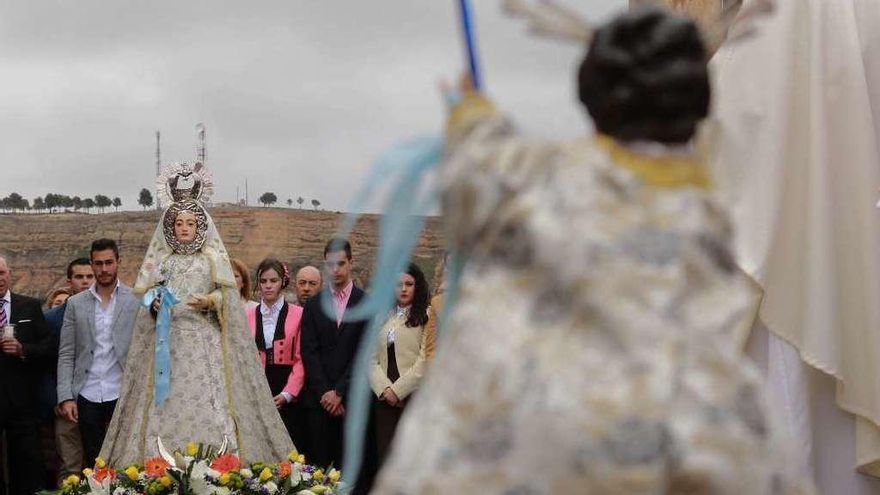 Villabuena del Puente eleva su pendón hacia el cielo