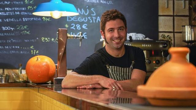 Roger Alcaraz, ante la pizarra-carta con la oferta de El Celler, en Sallent.
