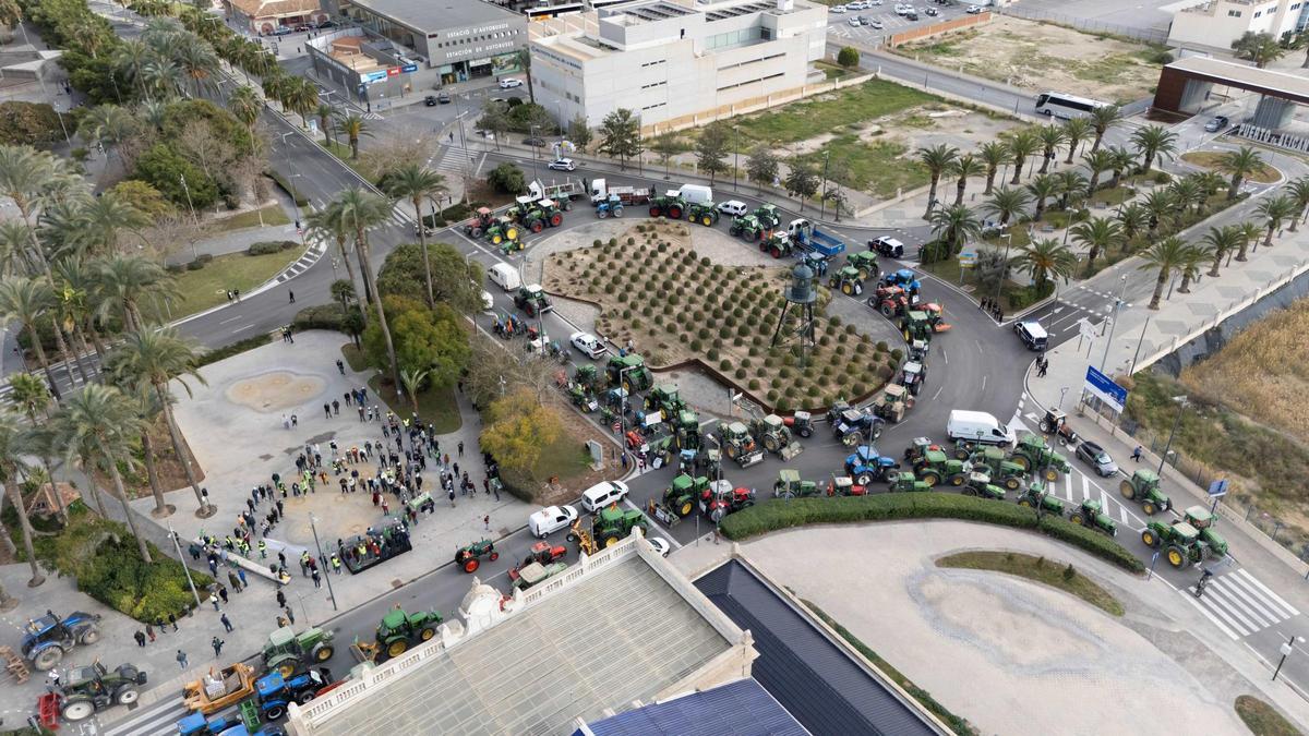 La tractorada que transcurrió entre Elche y Alicante desde el aire.