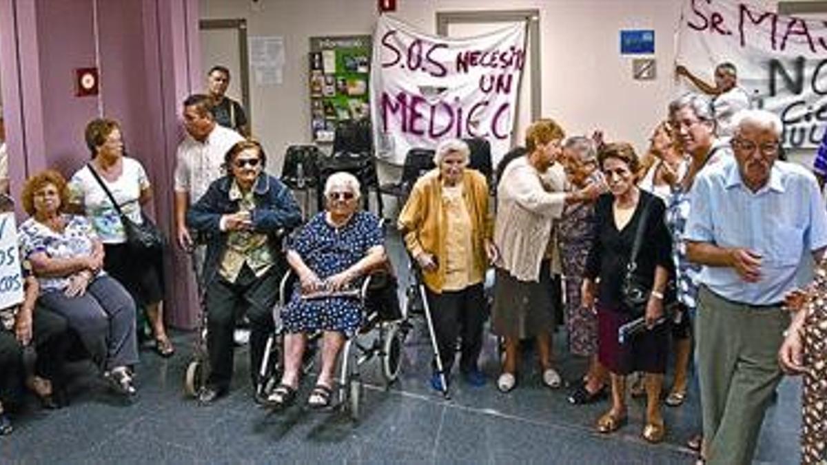 Dos trabajadores del Hospital del Mar durante la jornada de huelga, ayer.