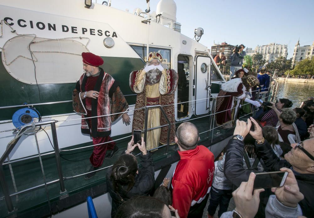 Los Reyes Magos llegan en barco y tocan tierra en las Escaleritas de la Reina.