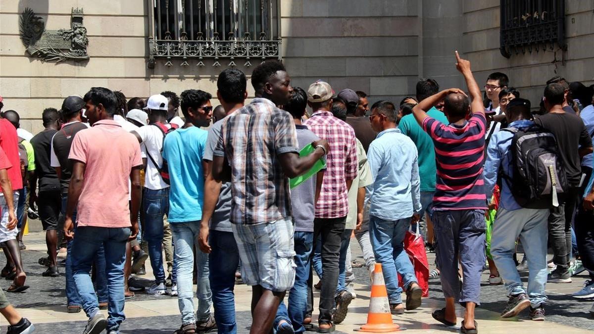 Grupo de manteros abandonando la concentración en Plaza Sant Jaume