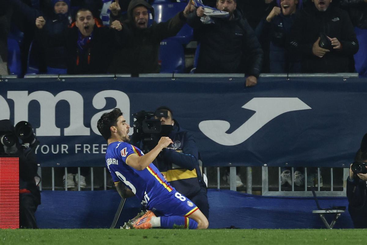 GETAFE (MADRID), 28/11/2025.- El centrocampista uruguayo del Getafe, Mauro Arambarri, celebra el primer gol del equipo madrileño durante el partido de LaLiga entre Getafe CF y Elche CF celebrado este viernes en el Coliseum. EFE/Juanjo Martín. getafe . elche. liga españa 2025/2026 getafe . elche. 14. accion. coliseum
