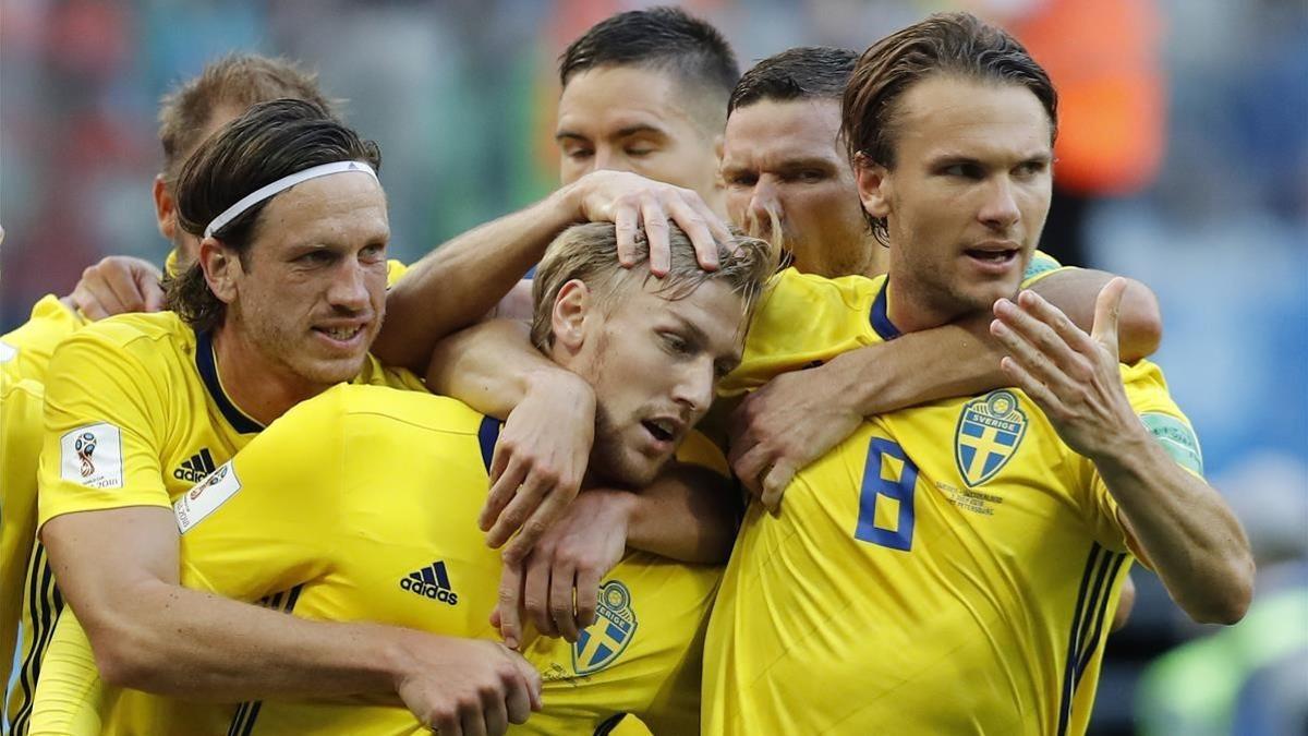 rpaniagua44130413 sweden s emil forsberg  center  celebrates with teammates th180706004456